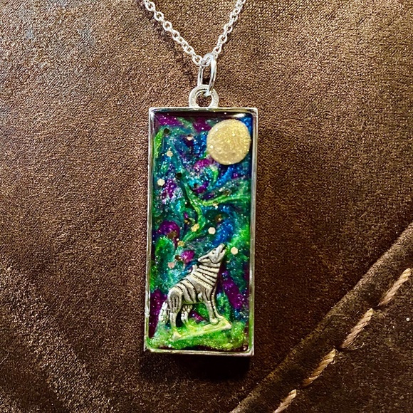 Silver Wolf Pendant Necklace with Multicolor Design - Picture 3 of 3